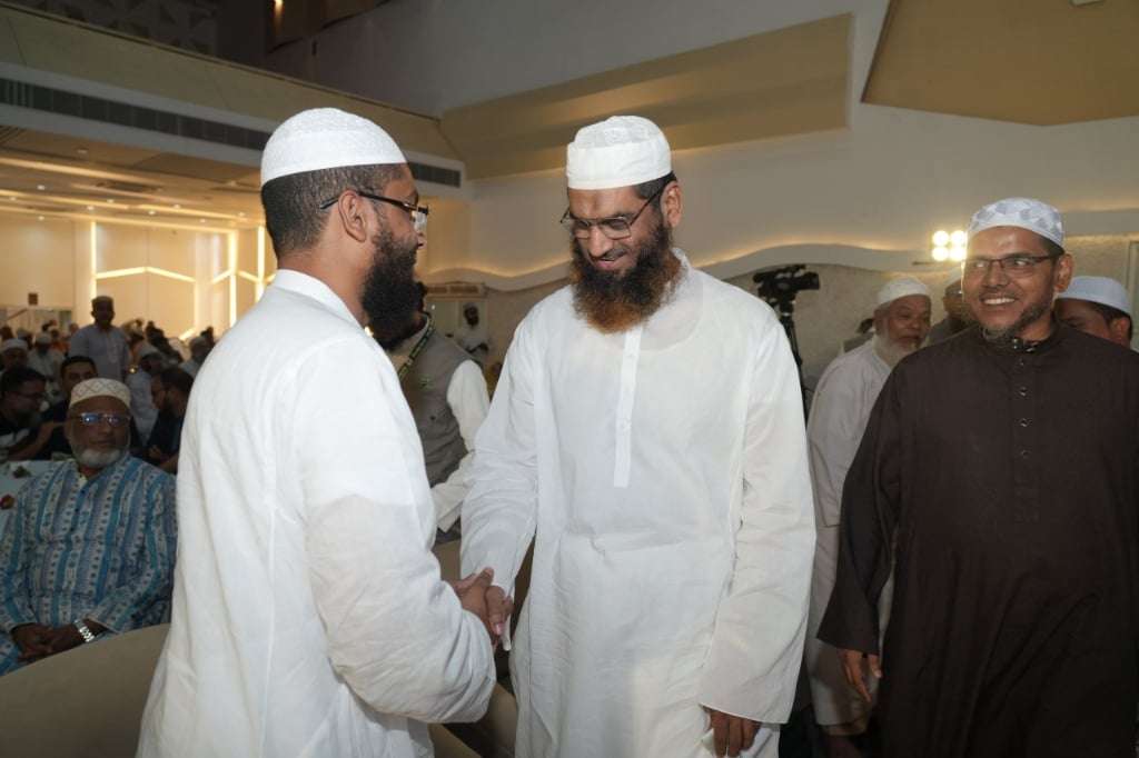 অতিথিবৃন্দের সাথে কুশল বিনিময়